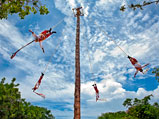 Show de día de los voladores de Papantla en Xcaret